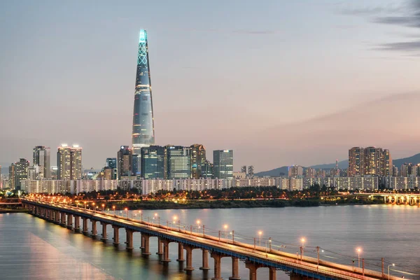 韩国首尔市中心摩天大楼的夜景 美妙的现代塔楼和贾姆西勒铁路桥在汉江 惊人的城市景观 — 图库照片