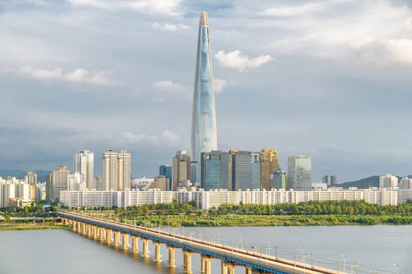 在韩国首尔市中心多云的天空背景下 令人惊叹的摩天大楼 风景秀丽的现代塔楼和汉江 上的蚕座铁路桥 精彩的城市景观 — 图库照片