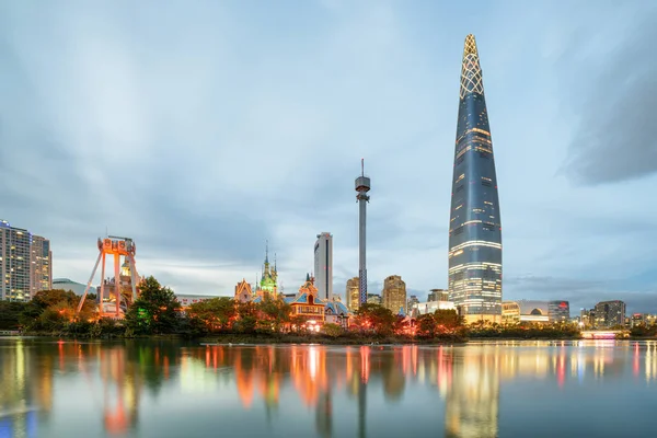 Csodálatos Esti Kilátás Felhőkarcoló Belvárosi Szöul Dél Korea Tónál Csodálatos — Stock Fotó