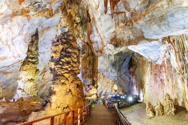 Increíbles Estalagmitas Gigantes Pasarela Madera Escénica Dentro Paradise Cave Thien —  Fotos de Stock