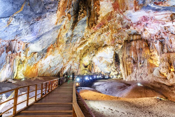 Wooden Walkway Wonderful Natural Corridor Paradise Cave Thien Duong Cave — Stock Photo, Image