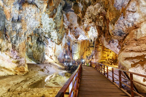 Scenic Wooden Winding Walkway Beautiful Stalactites Paradise Cave Thien Duong — Stock Photo, Image