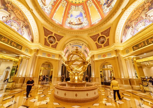 Макао - 17 октября 2017 года: Фонтан в вестибюле венецианского Макао. Это роскошный отель, знаменитый торговый центр и крупнейшее казино в мире. Красивый интерьер . Лицензионные Стоковые Изображения
