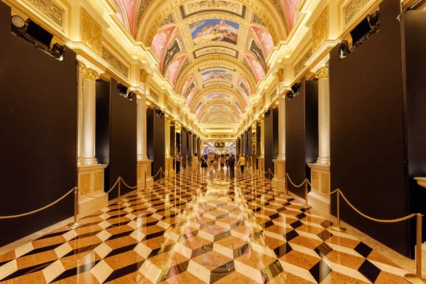 Макао - 17 октября 2017 года: Красивый коридор, ведущий в крупнейшее казино в мире, Венецианский Макао. Чудесный интерьер роскошного отеля. Макао является популярным туристическим направлением Азии . Лицензионные Стоковые Изображения