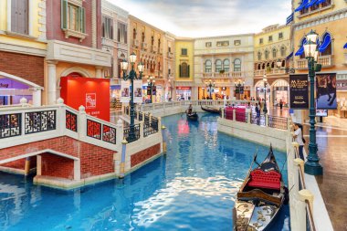 Macau - 17 Ekim 2017: Doğal görünümünü gondol Venedik Makao içinde San Luca kanaldaki. Bu lüks otel, ünlü alışveriş merkezi ve dünyanın en büyük kumarhane olduğunu.