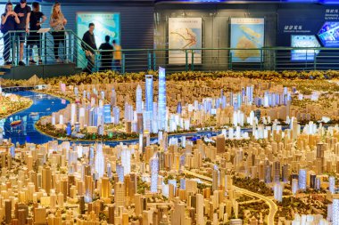 Shanghai, Çin - 3 Ekim 2017: Bir büyük ölçekli model gökdelenler şehir merkezinde, Pudong Yeni bölgesinde (Lujiazui) olmak üzere bir parçası. Shanghai kentsel planlama Sergi Merkezi.