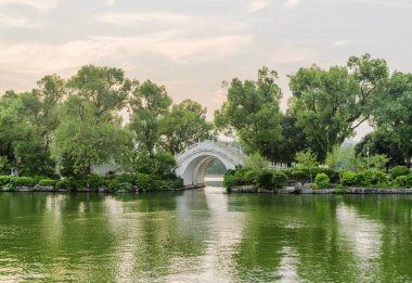 Harika akşam görünümünü harika beyaz ikiz mermer göl Guilin park Çin yeşil ağaçların arasında köprüde. Güzel yaz manzara. Guilin Asya'nın popüler bir turistik yer.