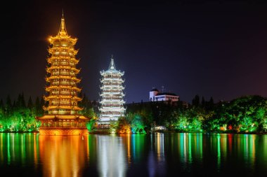 Güneş ve ay ikiz pagodadan Shanhu Gölü (köknar göl) gece. Altın ve gümüş pagodadan Guilin, Çin'in şehir aydınlatılmış. Guilin Asya'nın popüler bir turistik yer.