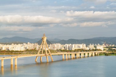 Şehir Güney Kore'de Seul, Han Nehri (Hangang) Olimpiyat köprü harika manzarasını. Güzel cityscape. Seul Asya'nın popüler bir turistik yer.