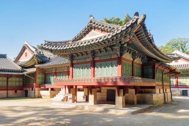 Mavi gökyüzü arka plan Seoul, Güney Kore üzerinde inanılmaz renkli binalar alace Sarayı. Geleneksel Kore Saray mimarisi. Alace Palace Asya'nın popüler bir turistik 's.