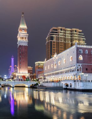 Macau Cotai Venedik Gotik tarzı şaşırtıcı binaların doğal akşam görünümü. Kopya, Palazzo Ducale ve çan kulesi, St Mark. Kumarhaneler ve alışveriş merkezleri yeni kumar ve turizm alanının.