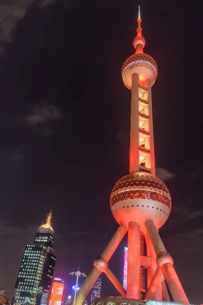 ダウンタウンで浦東新区 陸家嘴 で上海 2017 素晴らしい夜ビュー光る東方明珠塔の赤い色 タワーは上海のランドマーク — ストック写真