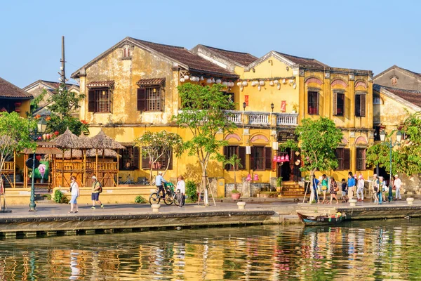 Hoi bir (Hoian), Vietnam - 11 Nisan 2018: Doğal görünümünü geleneksel sarı Hoi An antik şehirde bina. Prş Bon nehir set yürüyüş turist.