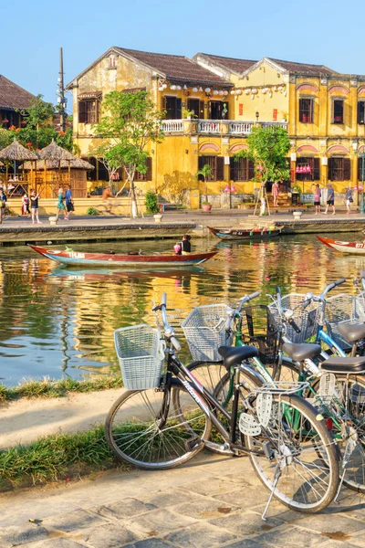 Hoi Hoian Vietnam April 2018 Cyklar Parkerade Bredvid Floden Thu — Stockfoto