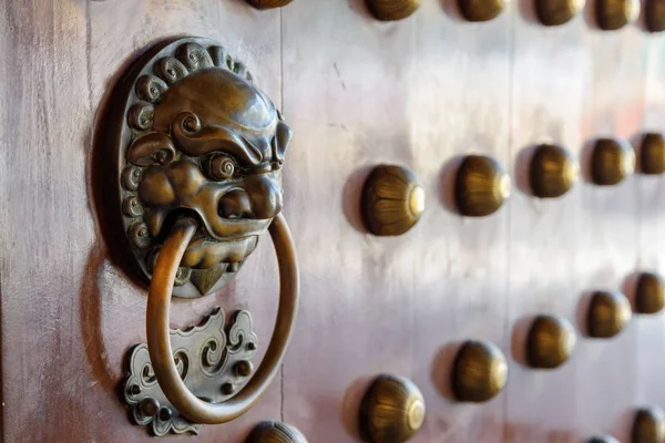 Traditional Oriental Chinese Door Handle Knocker Main Gate Temple — Stock Photo, Image