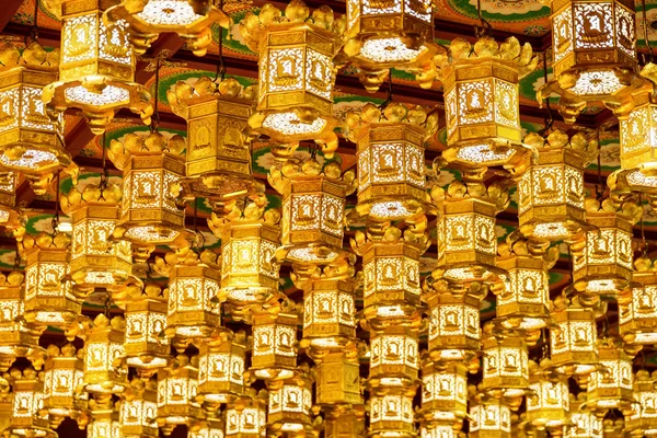 Traditionelle Orientalische Goldene Deckenlaternen Einem Buddhistischen Tempel — Stockfoto