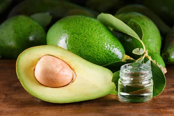 Avocado Verde Maturo Olio Avocado Naturale Fresco Sul Tavolo Legno — Foto Stock