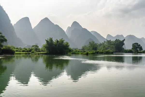 Дивовижний Вид Мальовничі Карстовими Горами Відображені Воді Річки Yulong Yangshuo — стокове фото