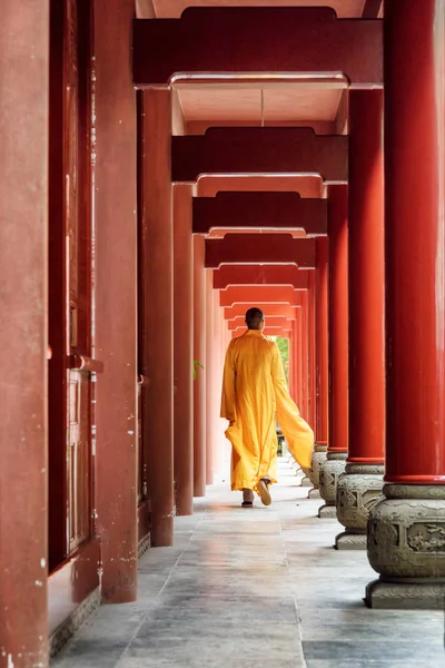Buddhistický Mnich Pěší Červenou Dřevěnou Chodbou Kláštera Chrámu Monk Nosit — Stock fotografie