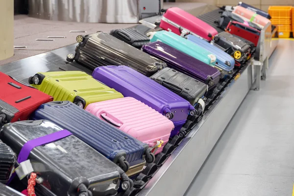 Bright Suitcases Luggage Conveyor Belt Arrival Area Passenger Terminal Airport — Stock Photo, Image