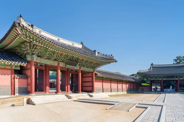 Vista Lateral Puerta Injeongmun Palacio Changdeokgung Sobre Fondo Azul Del —  Fotos de Stock