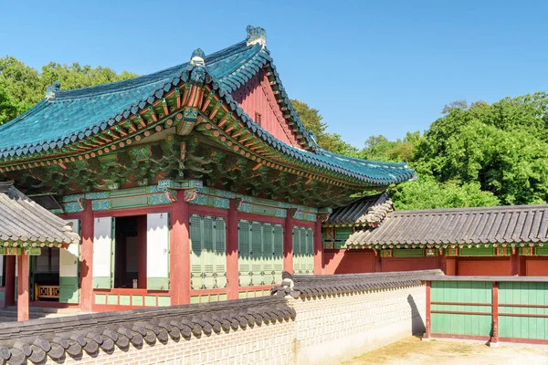 Piękny Widok Seonjeongjeon Hall Niesamowite Niebieskie Płytki Dachu Changdeokgung Pałac — Zdjęcie stockowe