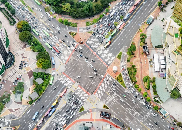 在韩国首尔市中心的道路交叉口惊人的鸟图 街道上的汽车和五颜六色的公共汽车 白天的交通 首尔是亚洲最受欢迎的旅游目的地 — 图库照片