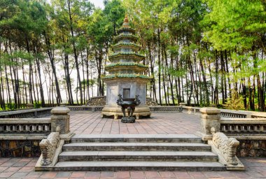 Doğa Manzaralı kule ve tütsü Pagoda, gök Bayan (Thien Mu Pagoda) Hue, Vietnam için yeşil ağaçlar arasında yazmak için siyah vazo. Renk tonu Asya'nın popüler bir turistik yer.