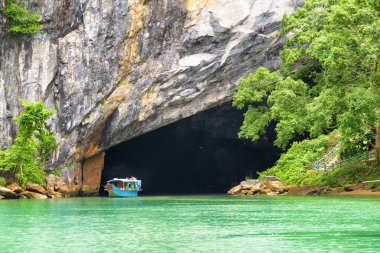 Phong Nha mağara oğlu nehrin, Phong Nha-Ke Bang Milli Parkı Vietnam doğal girişine. Phong Nha mağara Asya'nın popüler bir turistik 's.