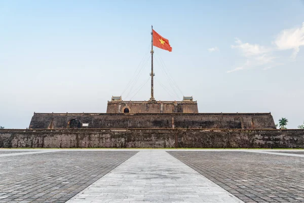 Akşam görünümü Vietnam (kırmızı bayrak altın bir yıldız ile) bir kule mavi gökyüzü arka plan Hue, Vietnam için üzerinde kalenin içinde çırpınan bayrak ve bir kare. Kalenin içinde imparatorluk kentidir.