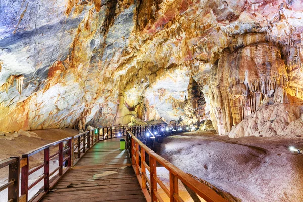 Wooden Walkway Natural Underground Corridor Paradise Cave Thien Duong Cave — Stock Photo, Image