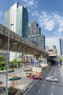 , BTS Silom hattı Sathon yolu ve Surasak istasyonu. Bangkok