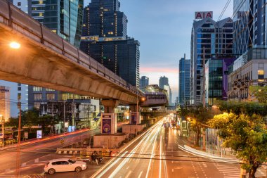 Sathon yolu ve bts Surasak istasyonunun pitoresk akşam görünümü