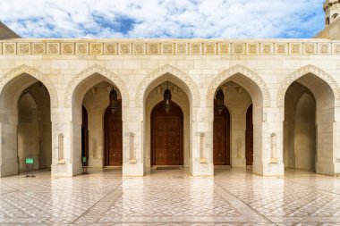 Kemerli kapıları ve oyulmuş kapılar, Sultan Qaboos büyük Camii