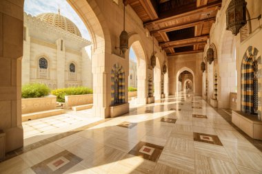 Issız kemerli geçiş yolu, Sultan Qaboos büyük Camii, Umman