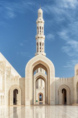 Beyaz mermer kemerler ve minare, Sultan Qaboos büyük Camii