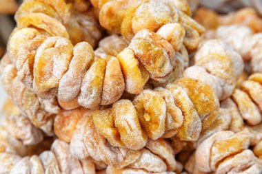 Kurutulmuş persimmons bir görünüm. Geleneksel Snack gıda