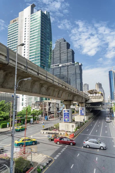 Sathon straße und surasak station der bts silom linie. Bangkok — Stockfoto