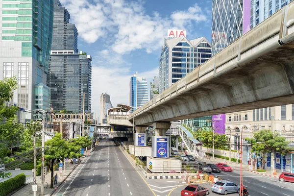 Sathon Road e estação de Surasak da BTS Silom Line, Bangkok — Fotografia de Stock