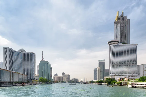 Ongewone skyline van Bangkok. Veerboten over de Chao Phraya-rivier — Stockfoto