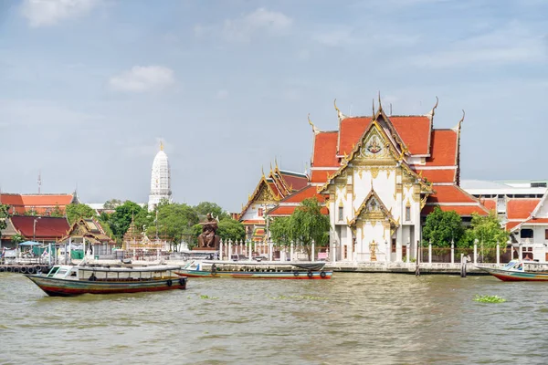 Piękny widok świątyni buddyjskiej Wat Rakang Kosittaram, Bangkok — Zdjęcie stockowe