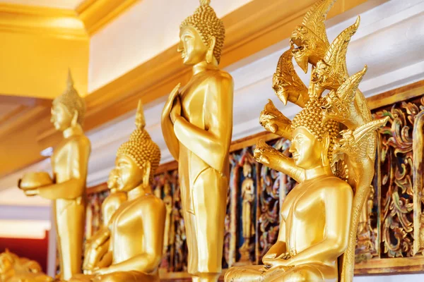 Vergulde boeddhabeelden in wat Saket tempel, Bangkok, Thailand — Stockfoto