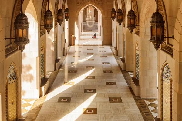 Gewölbte Passage an der großen Sultan-Qaboos-Moschee, Muskat — Stockfoto