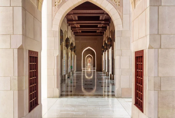 Verlassener Bogengang an der großen Sultan-Qaboos-Moschee — Stockfoto