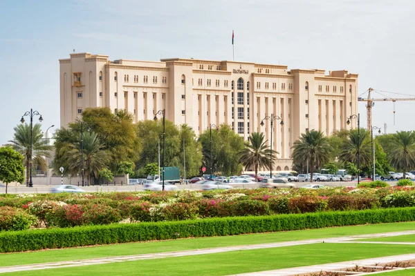 Veduta panoramica di un edificio di agenzie governative a Muscat, Oman — Foto Stock