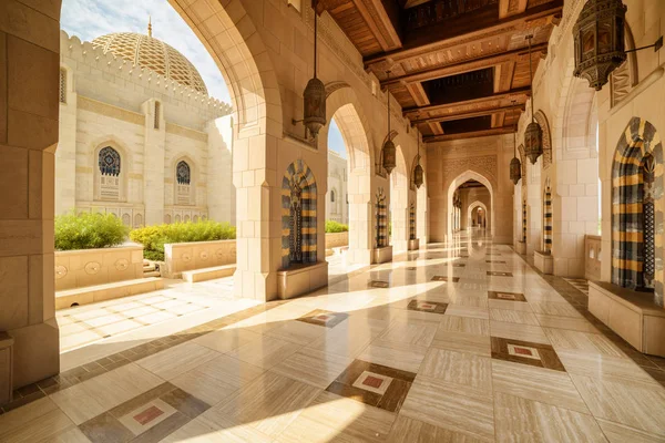 Öde välvda passagen, Sultan Qaboos Grand Mosque, Oman — Stockfoto