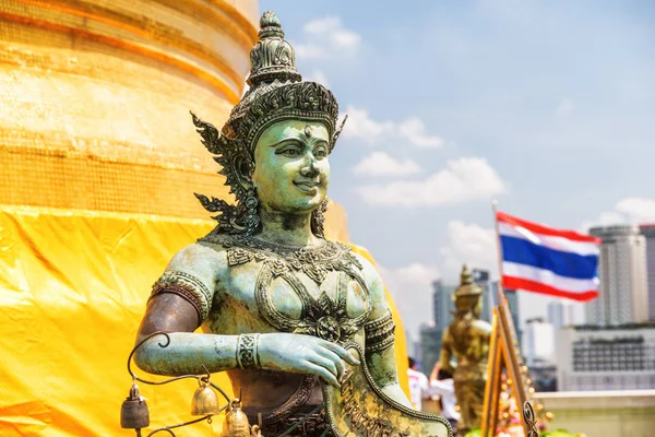 Buddhistická socha v chrámu Wat Saket na zlatém hoře — Stock fotografie