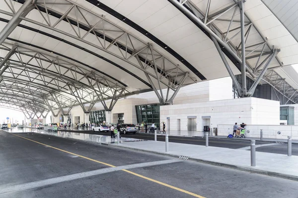 Entrada a la sala de salidas del Aeropuerto Internacional de Mascate. Omán — Foto de Stock