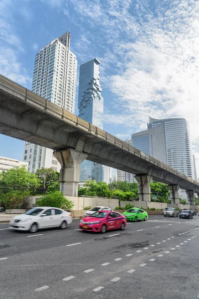 Sathon straße und viadukt von bts silom line, bangkok, thailand — Stockfoto