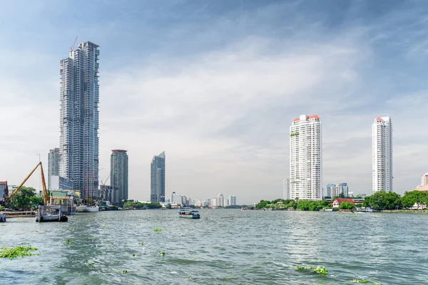 The Chao Phraya River and high-rise residential buildings — Stock Photo, Image